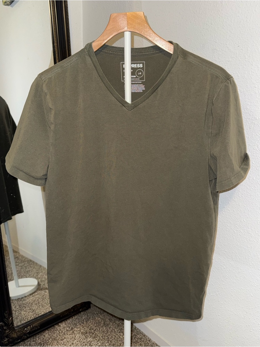 Express Men's Green V-Neck Tee Slim Fit Moisture Wicking Stretch L